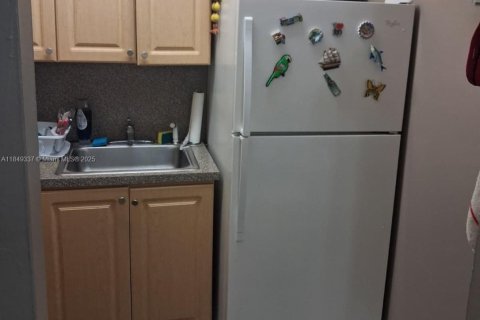 Condo in Hialeah, Florida, 2 bedrooms  № 1962726 - photo 4