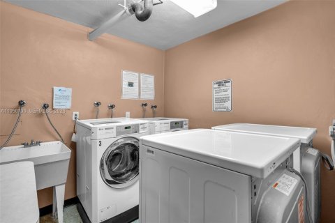 Купить кондоминиум в Халландейл-Бич, Флорида 2 спальни, 130.06м2, № 2079288 - фото 22