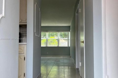 Condo in Hallandale Beach, Florida, 1 bedroom  № 2184411 - photo 5