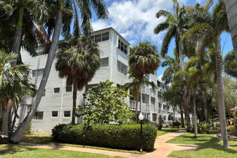 Condo in Hallandale Beach, Florida, 1 bedroom № 2184411