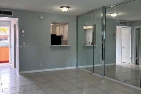 Condo in Hallandale Beach, Florida, 1 bedroom  № 2184411 - photo 6
