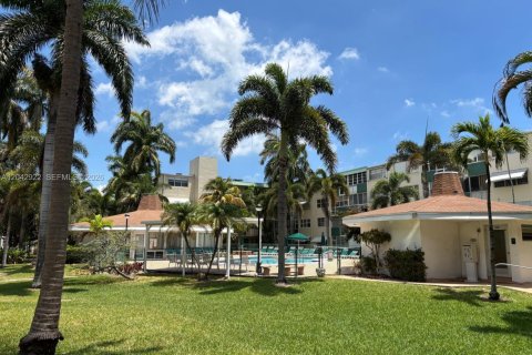 Condo in Hallandale Beach, Florida, 1 bedroom  № 2184411 - photo 3
