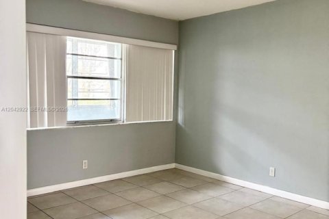 Condo in Hallandale Beach, Florida, 1 bedroom  № 2184411 - photo 10