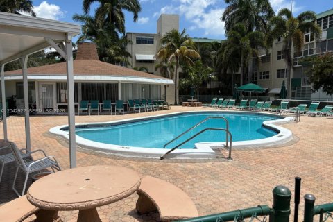 Condo in Hallandale Beach, Florida, 1 bedroom  № 2184411 - photo 2