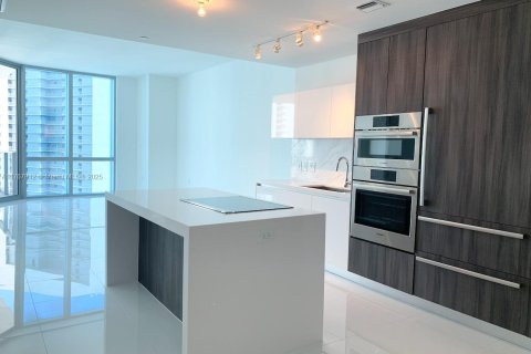 Купить кондоминиум в Майами, Флорида 2 спальни, 116.5м2, № 1983308 - фото 13