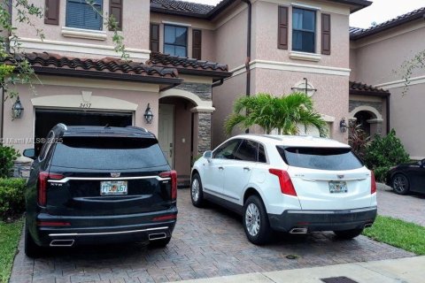 Townhouse in Hialeah, Florida 3 bedrooms, 153.29 sq.m. № 1818602 - photo 1