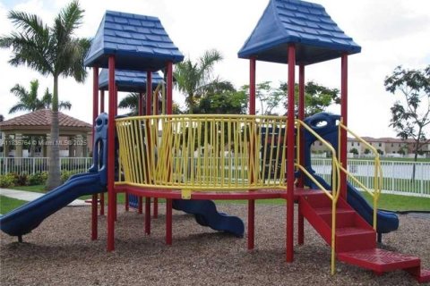 Townhouse in Hialeah, Florida 3 bedrooms, 153.29 sq.m. № 1818602 - photo 24