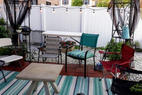 Townhouse in Hialeah, Florida 3 bedrooms, 153.29 sq.m. № 1818602 - photo 13