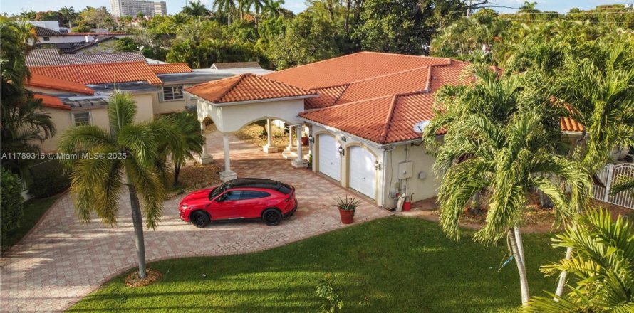 House in Miami Springs, Florida 5 bedrooms, 344.95 sq.m. № 1865020