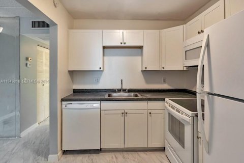 Condominio en alquiler en Palm Springs, Florida, 1 dormitorio, 58.53 m2 № 2006443 - foto 10