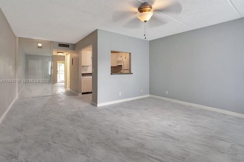 Condominio en alquiler en Palm Springs, Florida, 1 dormitorio, 58.53 m2 № 2006443 - foto 4