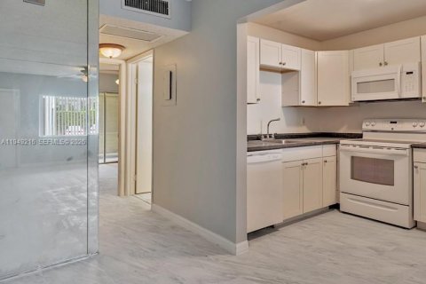 Condominio en alquiler en Palm Springs, Florida, 1 dormitorio, 58.53 m2 № 2006443 - foto 11