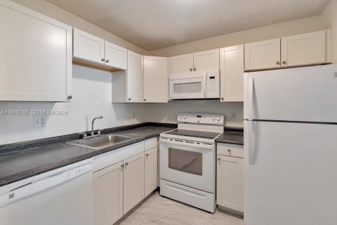 Condominio en alquiler en Palm Springs, Florida, 1 dormitorio, 58.53 m2 № 2006443 - foto 9