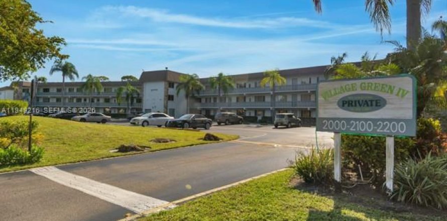 Condominio en Palm Springs, Florida, 1 dormitorio  № 2006443