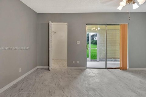 Condominio en alquiler en Palm Springs, Florida, 1 dormitorio, 58.53 m2 № 2006443 - foto 14