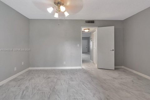 Condominio en alquiler en Palm Springs, Florida, 1 dormitorio, 58.53 m2 № 2006443 - foto 18