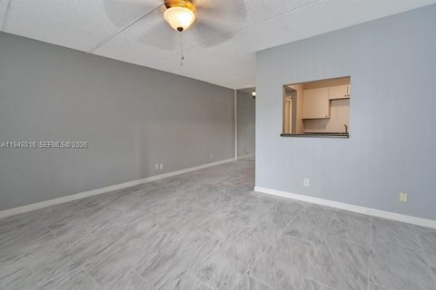 Condominio en alquiler en Palm Springs, Florida, 1 dormitorio, 58.53 m2 № 2006443 - foto 5