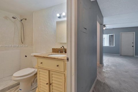 Condominio en alquiler en Palm Springs, Florida, 1 dormitorio, 58.53 m2 № 2006443 - foto 13