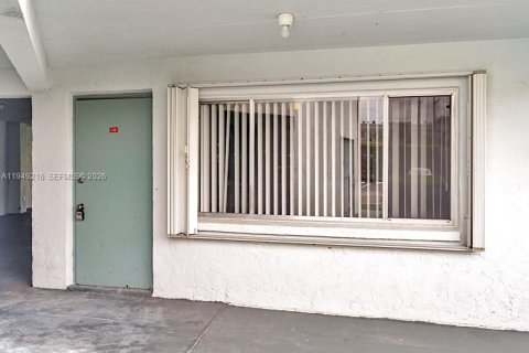 Condominio en alquiler en Palm Springs, Florida, 1 dormitorio, 58.53 m2 № 2006443 - foto 3