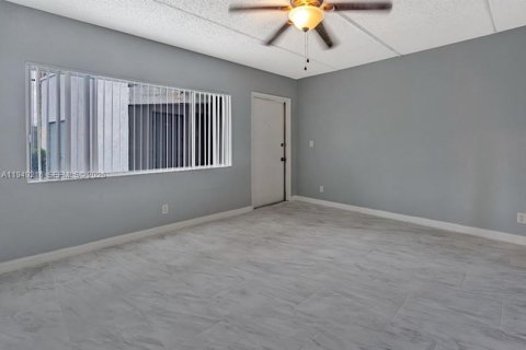 Condominio en alquiler en Palm Springs, Florida, 1 dormitorio, 58.53 m2 № 2006443 - foto 6