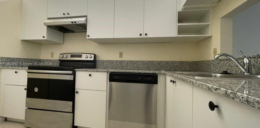 Condo in Coral Springs, Florida, 2 bedrooms № 1890152