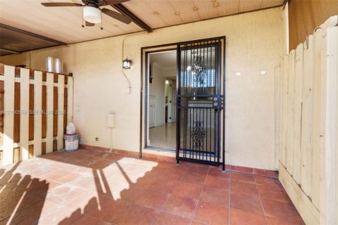 Touwnhouse à louer à Hialeah, Floride: 2 chambres, 96.99 m2 № 2402695 - photo 8