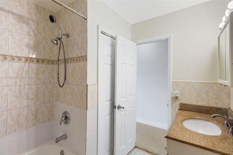 Touwnhouse à louer à Hialeah, Floride: 2 chambres, 96.99 m2 № 2402695 - photo 14
