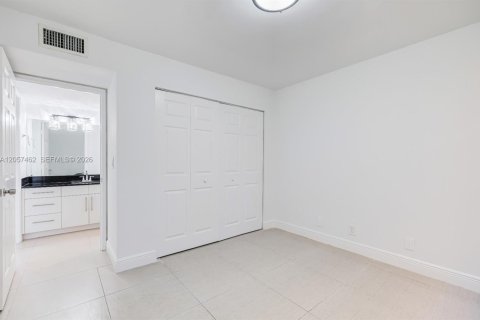Condo in Davie, Florida, 2 bedrooms № 2186388 - photo 11