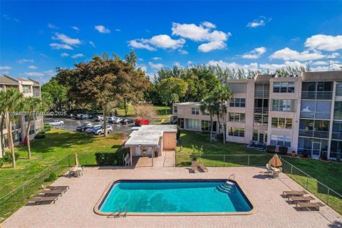 Condo in Davie, Florida, 2 bedrooms № 2186388 - photo 2