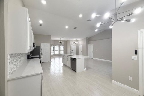 House in Kissimmee, Florida 4 bedrooms, 190.73 sq.m. № 2202341 - photo 13