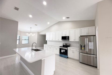 House in Kissimmee, Florida 4 bedrooms, 190.73 sq.m. № 2202341 - photo 5