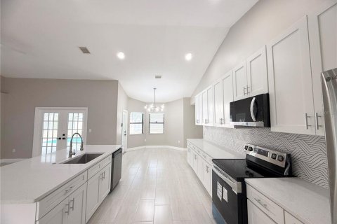 House in Kissimmee, Florida 4 bedrooms, 190.73 sq.m. № 2202341 - photo 8