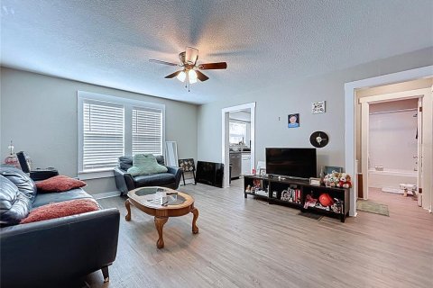 Duplex in Dade City, Florida 5 bedrooms, 206.24 sq.m. № 2410207 - photo 9