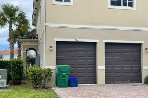 Touwnhouse à louer à Miramar, Floride: 3 chambres, 159.79 m2 № 1982032 - photo 1