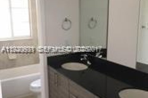 Touwnhouse à louer à Miramar, Floride: 3 chambres, 159.79 m2 № 1982032 - photo 12