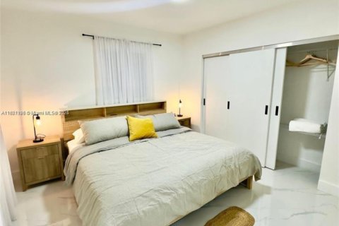 House in Miami, Florida 3 bedrooms, 119.57 sq.m. № 2076796 - photo 11