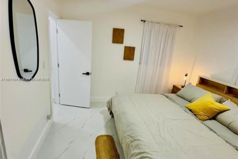 House in Miami, Florida 3 bedrooms, 119.57 sq.m. № 2076796 - photo 10