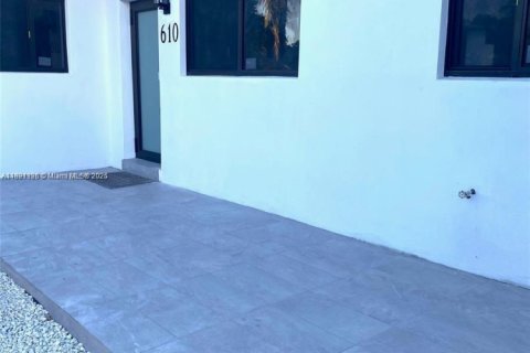 House in Miami, Florida 3 bedrooms, 119.57 sq.m. № 2076796 - photo 2