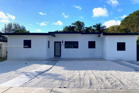 House in Miami, Florida 3 bedrooms, 119.57 sq.m. № 2076796