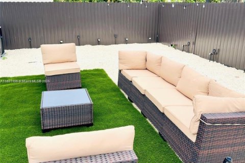 House in Miami, Florida 3 bedrooms, 119.57 sq.m. № 2076796 - photo 15