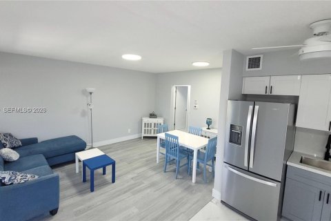 Condominio en venta en Hallandale Beach, Florida, 1 dormitorio, 53.42 m2 № 2146104 - foto 3