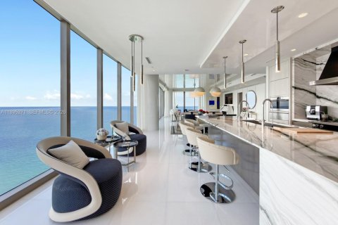 Купить кондоминиум в Санни-Айлс-Бич, Флорида 4 спальни, 373.56м2, № 2055129 - фото 10