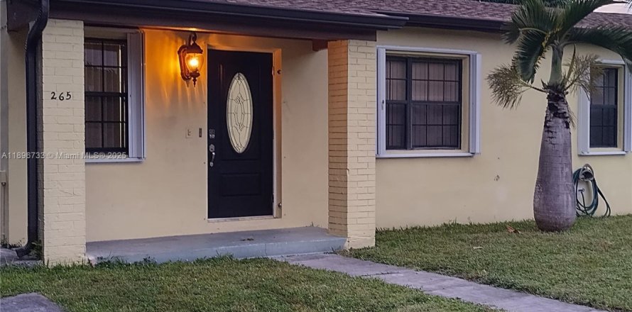 Villa ou maison à Miami Gardens, Floride 4 chambres, 109.16 m2 № 2059966