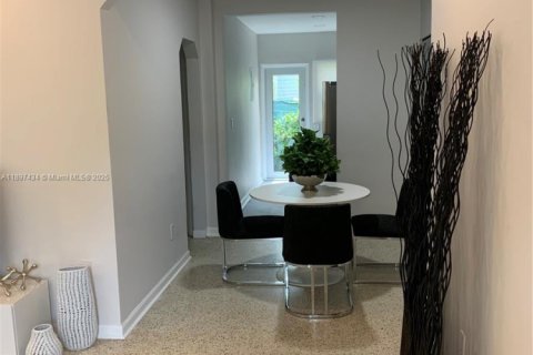 House in Miami Beach, Florida 1 bedroom, 301.19 sq.m. № 1949626 - photo 3