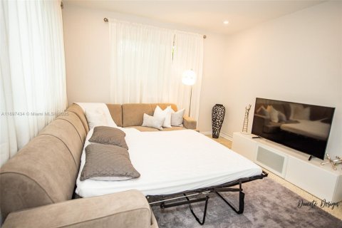 House in Miami Beach, Florida 1 bedroom, 301.19 sq.m. № 1949626 - photo 2