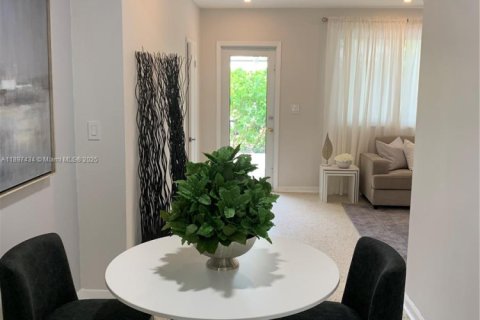 House in Miami Beach, Florida 1 bedroom, 301.19 sq.m. № 1949626 - photo 5