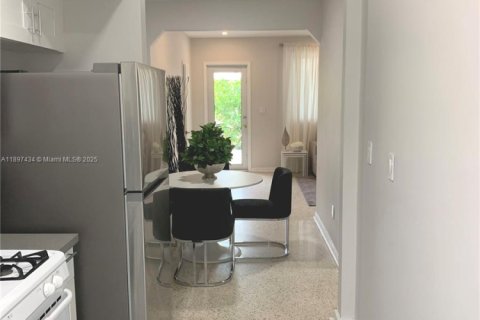 House in Miami Beach, Florida 1 bedroom, 301.19 sq.m. № 1949626 - photo 8