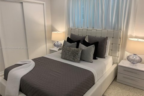 House in Miami Beach, Florida 1 bedroom, 301.19 sq.m. № 1949626 - photo 11