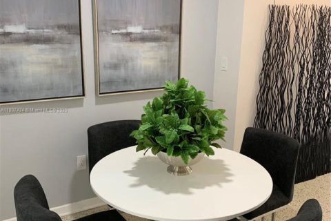 House in Miami Beach, Florida 1 bedroom, 301.19 sq.m. № 1949626 - photo 6