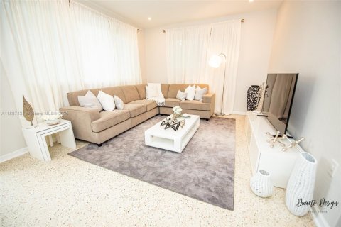 House in Miami Beach, Florida 1 bedroom, 301.19 sq.m. № 1949626 - photo 1